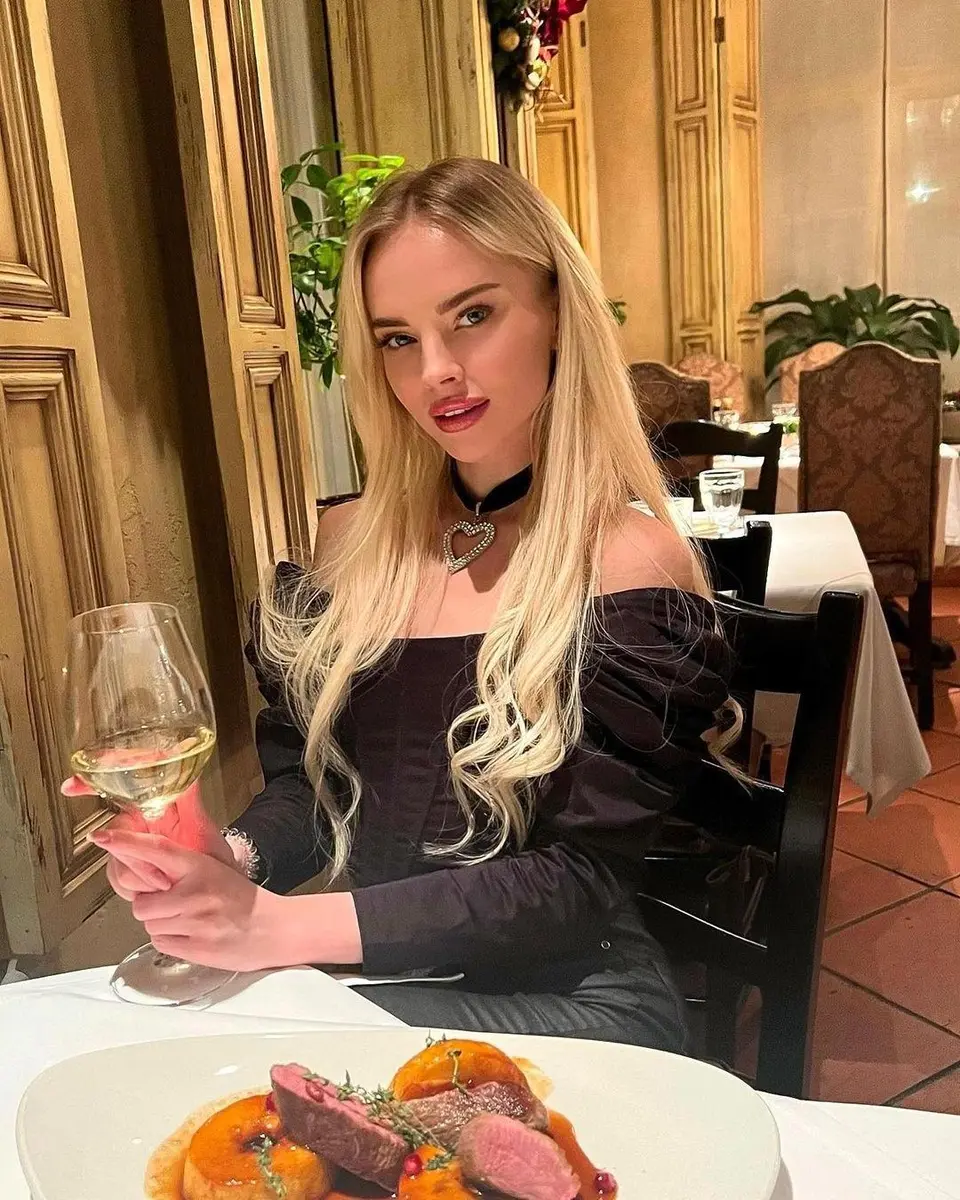 Zoelle escort in Moscow